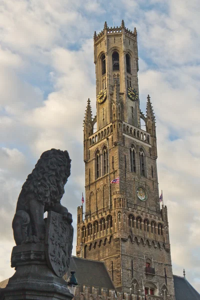 Torre de sino Belfry com estátua de leão em Bruges, Bélgica — Fotografia de Stock