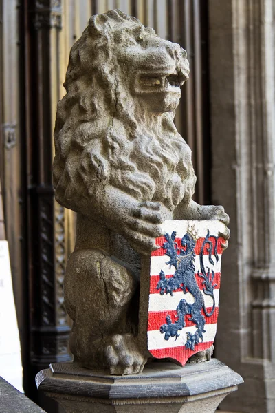 Löwenstatue mit Wappen — Stockfoto
