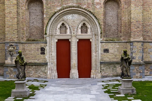 Ingresso decorato a un edificio della chiesa — Foto Stock