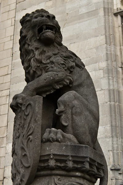Estátua de leão com brasão de armas — Fotografia de Stock