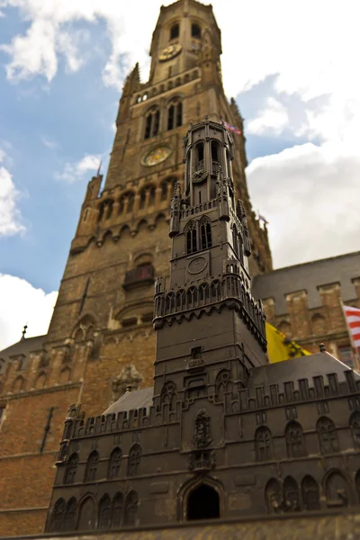 Belfort (klocktornet) byggnad med identiska staty i förgrunden — Stockfoto