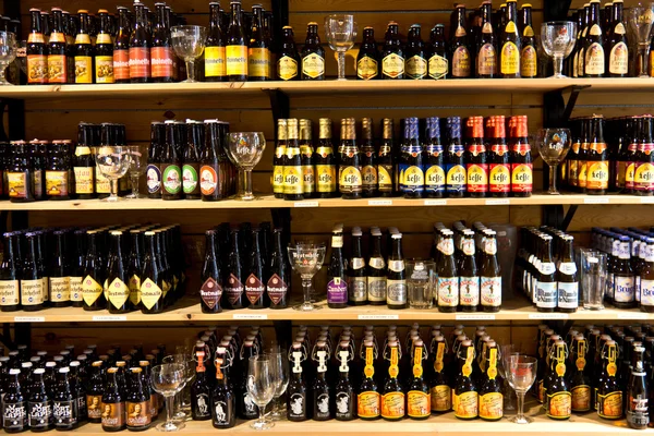 Bruges/Belçika - 14 Nisan 2014: Bira şişeleri satışa displ