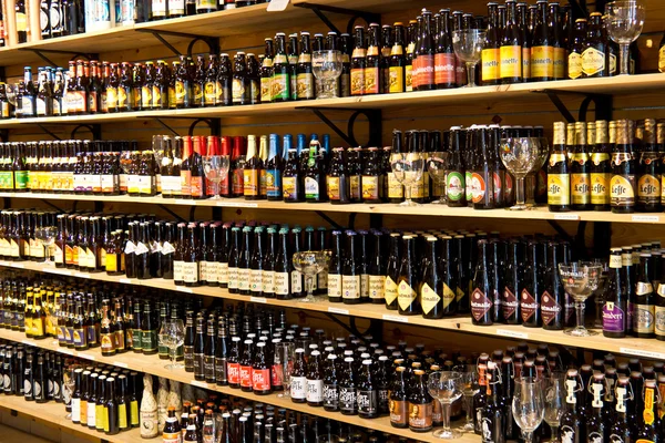 Bruges/Belçika - 14 Nisan 2014: Bira şişeleri satışa displ