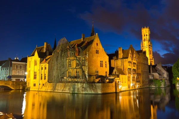 Iconische weergave van Brugge, België tijdens het blauwe uur — Stockfoto