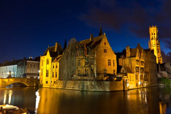 Iconische weergave van Brugge, België tijdens het blauwe uur — Stockfoto