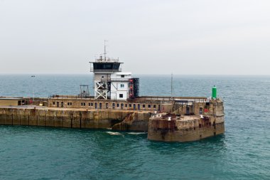 İnsan yapımı dalgakıran yapısı, giriş kapısı