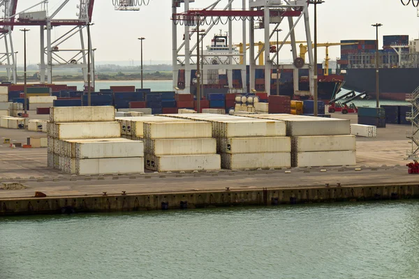 Envío de contenedores en puerto marítimo —  Fotos de Stock