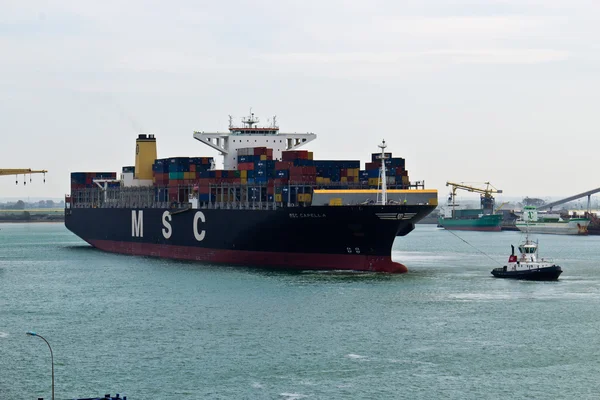 DUNKIRK/FRANCE - April 17, 2014: Tugboat towing the MSC Capella — Stock Photo, Image