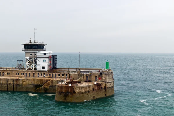 Structura de spargere făcută de om la intrarea în port — Fotografie, imagine de stoc