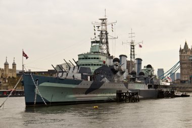 HMS Belfast (C35) Thames Nehri üzerinde bir Kraliyet Donanması hafif kruvazör