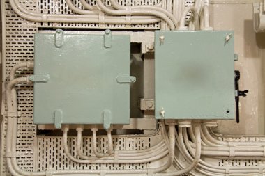 İki endüstriyel elektrik bağlantı kutuları