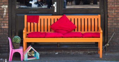 Şık tezgah kırmızı yastık ile dekore edilmiştir.