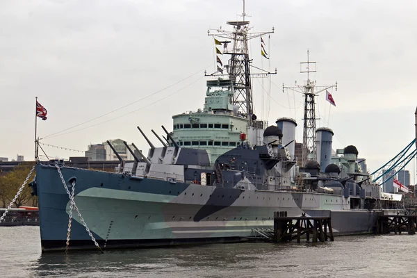 HMS Belfast (C35) en lätt kryssare av Royal Navy på Themsen — Stockfoto