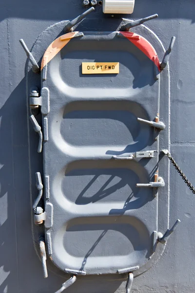 Lukenzugang auf einem Marineschiff — Stockfoto