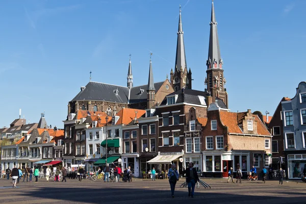 DELFT / NETHERLANDS - April 16, 2014: Historic Delft town centre — стоковое фото