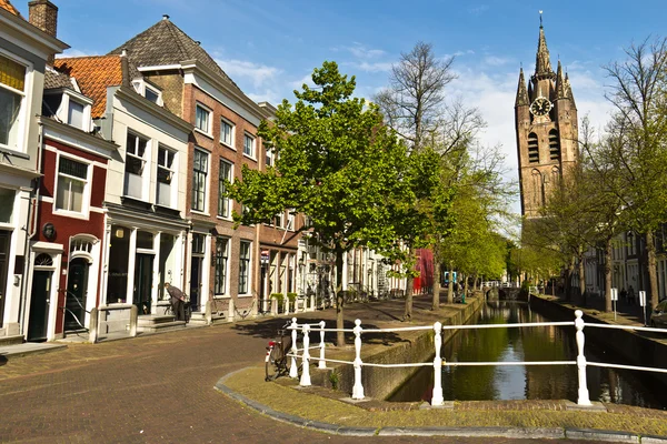 Голландский город Делфт со своими каналами и старой церковью (Oude Kerk ) — стоковое фото