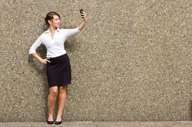 Genç çekici iş kadın icra akıllı telefonunu kullanarak 