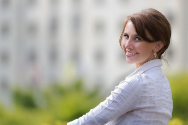 Kentin çekici bir kadın portresi