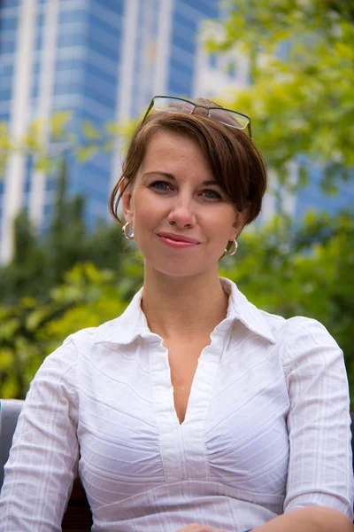 Retrato de uma mulher de negócios casual no parque — Fotografia de Stock