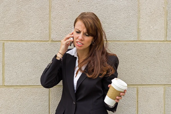 Frustrado enojado estresado mujer de negocios habla en la célula móvil ph — Foto de Stock