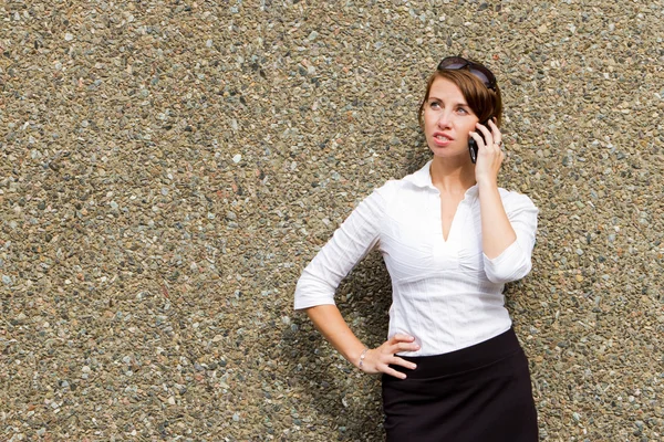 Joven atractiva mujer de negocios ejecutiva usando su teléfono inteligente — Foto de Stock