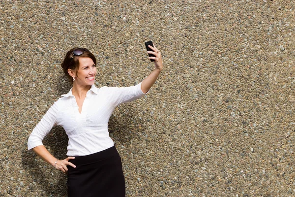 Ung attraktiv kvinna företagsledare använder sin smarta telefon — Stockfoto