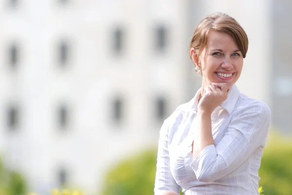 Portrait of a young attractive woman in the city — Stock Photo, Image