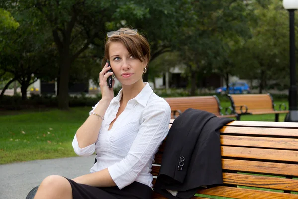 Γυναίκα σε εργασία στις συνομιλίες για το πάρκο στο κινητό τηλέφωνο — Φωτογραφία Αρχείου
