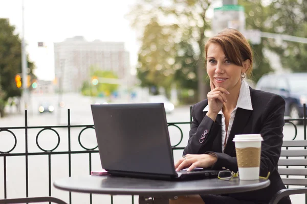 Ejecutiva que trabaja al aire libre en la cafetería — Foto de Stock