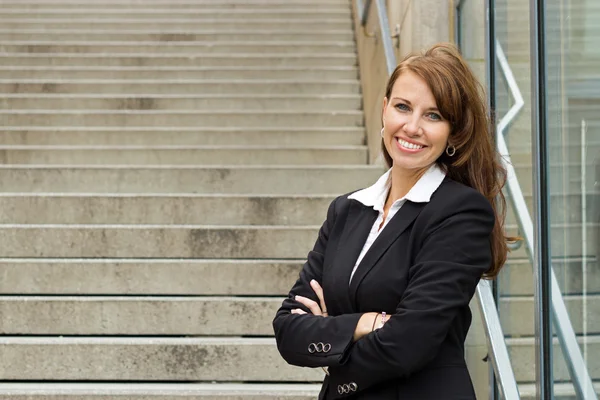 Portrait of a beautiful business woman with arms crossed - copys Royalty Free Stock Photos
