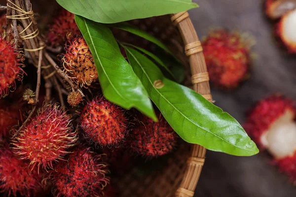 Rambutans and leaves in a busket — Stock Photo, Image