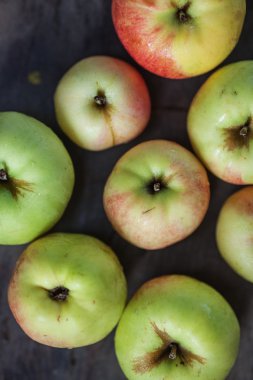 Masanın üzerinde yatan bir kaç elma