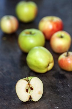 Elma ve elma ahşap bir masa üzerinde bir buçuk
