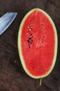 yarım bir tabloda bir karpuz