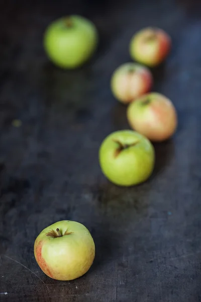 木桌上的苹果 — 图库照片