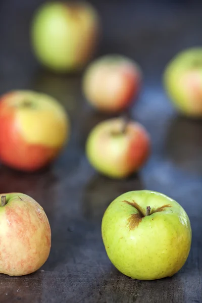 Manzanas sobre una mesa de madera — Foto de Stock