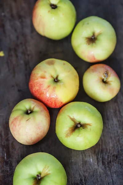 Unas manzanas tumbadas en la mesa — Foto de Stock
