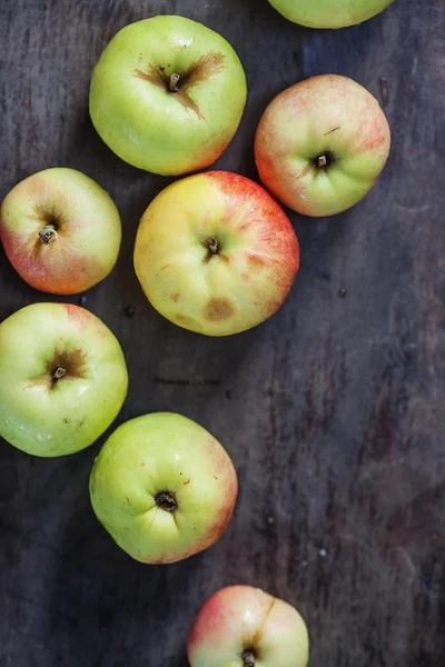 Unas manzanas tumbadas en la mesa — Foto de Stock