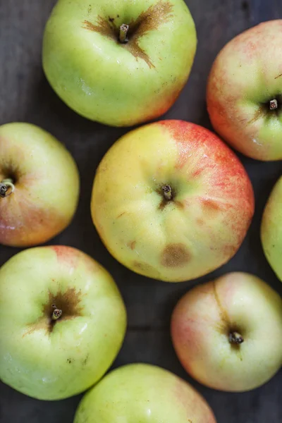 Unas manzanas tumbadas en la mesa — Foto de Stock