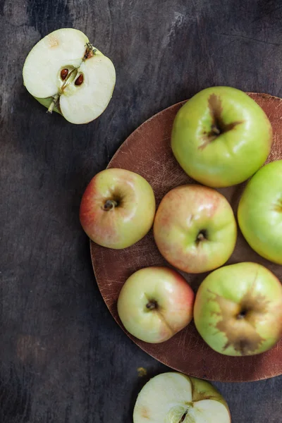 Manzanas y media manzana en una tabla de tallar — Foto de Stock