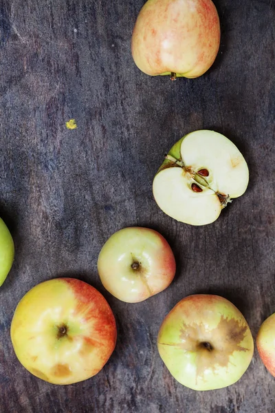 Unas manzanas tumbadas en la mesa — Foto de Stock