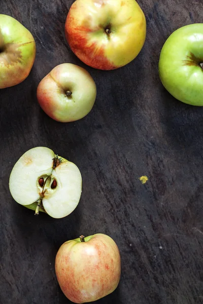 Pár jablek, ležící na stole — 图库照片