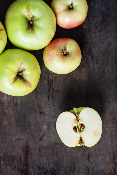 Unas manzanas tumbadas en la mesa — Foto de Stock