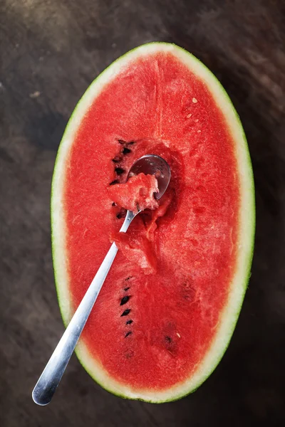 bir buçuk, karpuz ve bir kaşık bir tablo