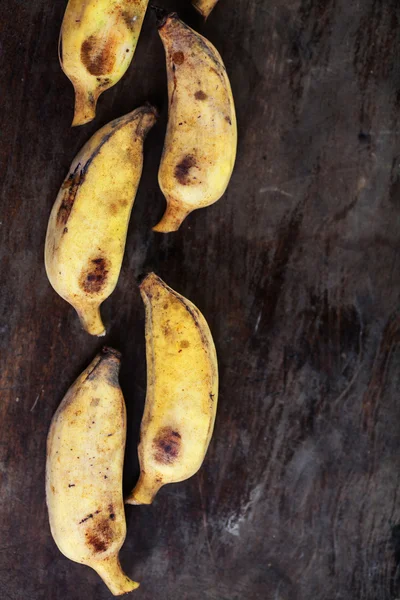 Mogna bananer fläta på ett träbord — Stockfoto