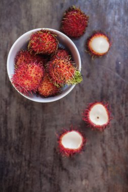 Rambutan meyveler masanın üzerine beyaz bir plaka