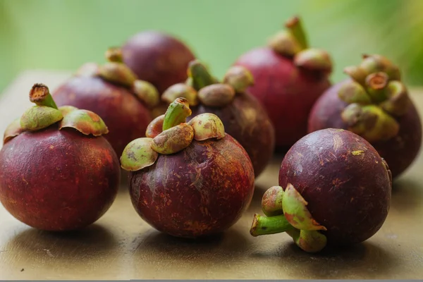 Mangosteens on palm tree background — Stock Photo, Image