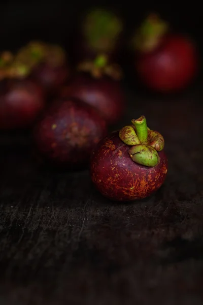 Mangostan på ett mörkt bord — Stockfoto