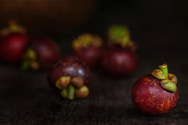 Mangostinos en una mesa oscura — Foto de Stock