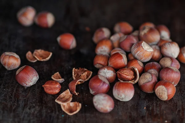 Hazelnoten op een donkere tafel — Stockfoto